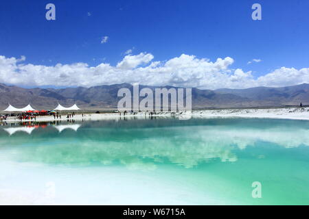 Landscape of the Da Qaidam Salt Lake, also known as the Emerald Lake, in Da Qaidam Administrative Committee in Haixi Mongol and Tibetan Autonomous Pre Stock Photo