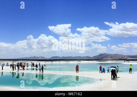 Landscape of the Da Qaidam Salt Lake, also known as the Emerald Lake, in Da Qaidam Administrative Committee in Haixi Mongol and Tibetan Autonomous Pre Stock Photo