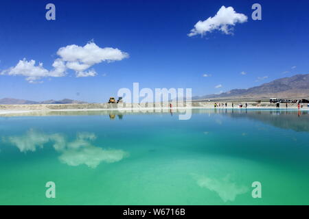 Landscape of the Da Qaidam Salt Lake, also known as the Emerald Lake, in Da Qaidam Administrative Committee in Haixi Mongol and Tibetan Autonomous Pre Stock Photo