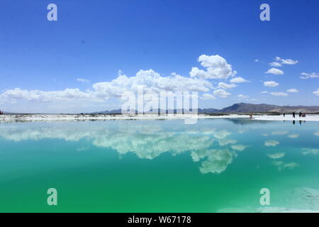 Landscape of the Da Qaidam Salt Lake, also known as the Emerald Lake, in Da Qaidam Administrative Committee in Haixi Mongol and Tibetan Autonomous Pre Stock Photo