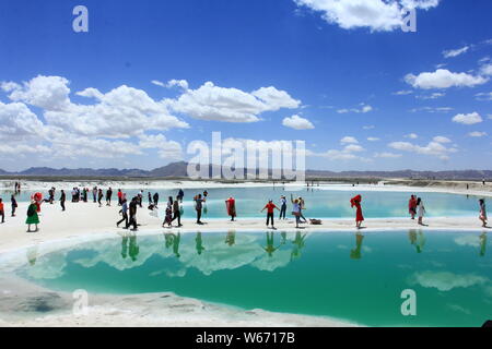 Landscape of the Da Qaidam Salt Lake, also known as the Emerald Lake, in Da Qaidam Administrative Committee in Haixi Mongol and Tibetan Autonomous Pre Stock Photo