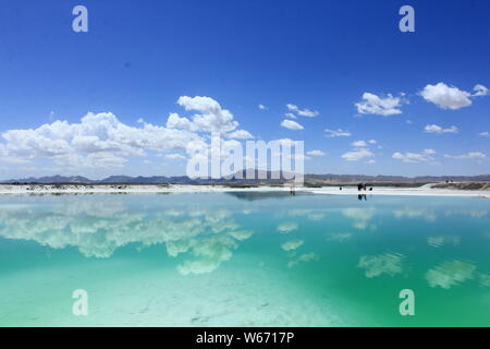 Landscape of the Da Qaidam Salt Lake, also known as the Emerald Lake, in Da Qaidam Administrative Committee in Haixi Mongol and Tibetan Autonomous Pre Stock Photo