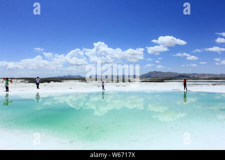 Landscape of the Da Qaidam Salt Lake, also known as the Emerald Lake, in Da Qaidam Administrative Committee in Haixi Mongol and Tibetan Autonomous Pre Stock Photo