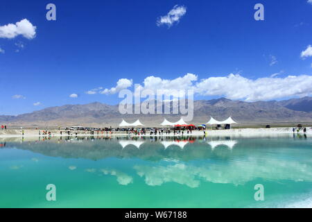 Landscape of the Da Qaidam Salt Lake, also known as the Emerald Lake, in Da Qaidam Administrative Committee in Haixi Mongol and Tibetan Autonomous Pre Stock Photo