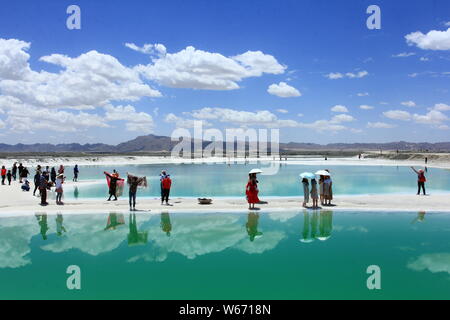 Landscape of the Da Qaidam Salt Lake, also known as the Emerald Lake, in Da Qaidam Administrative Committee in Haixi Mongol and Tibetan Autonomous Pre Stock Photo