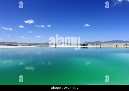 Landscape of the Da Qaidam Salt Lake, also known as the Emerald Lake, in Da Qaidam Administrative Committee in Haixi Mongol and Tibetan Autonomous Pre Stock Photo