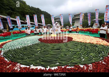 A chef prepares huge assorted dishes during a crayfish banquet at the Laojun Mountain scenic spot in Luoyang city, in central China's Henan province, Stock Photo