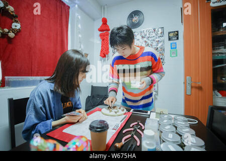 --FILE--A Chinese DIY enthusiast Xiaobei teaches a customer to create an artwork at her workshop in Beijing, China, 21 April 2018.   As machinery repl Stock Photo