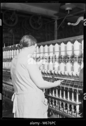 Manchester, New Hampshire - Textiles. Pacific Mills. Spinning frame, Spinner Piecing-up. Stock Photo