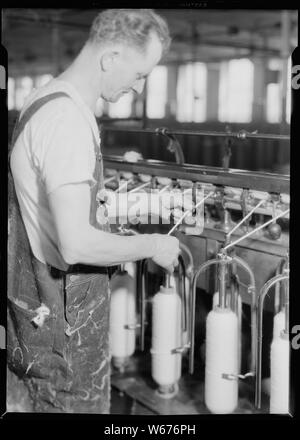 Manchester, New Hampshire - Textiles. Pacific Mills. Piecing-up on slubber frame (Front view). Stock Photo