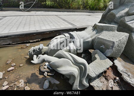 View of the damaged statue of Su Shi, a well-known poet of Song Dynasty (960-1279), on the bank of Minjiang River after being washed by floodwaters in Stock Photo