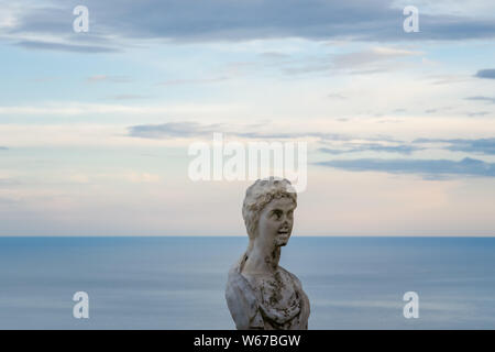 Women Statue from the belvedere, the so-called Terrazza dell'infinito, The Terrace of Infinity seen on the sunset, Villa Cimbrone, Ravello village, Am Stock Photo