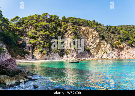 Little beach and two boats on the turquoise water in Costa Brava, Catalonia (Spain) Stock Photo