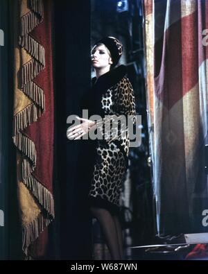 BARBRA STREISAND as Fanny Brice in FUNNY GIRL 1968 director William Wyler producer Ray Stark Rastar Productions / Columbia Pictures Stock Photo