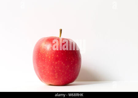 Isolierter roter Apfel auf weißem Hintergrund Stock Photo
