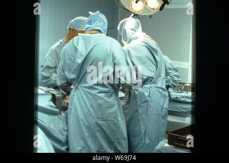 Orthopedic surgeons during knee replacement procedures in a local New Jersey hospital in 1985. Stock Photo