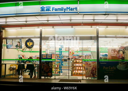 --FILE--View of a Family Mart convenience store in Shanghai, China, 4 September 2018.   Japan's convenience stores are aggressively penetrating the Ch Stock Photo