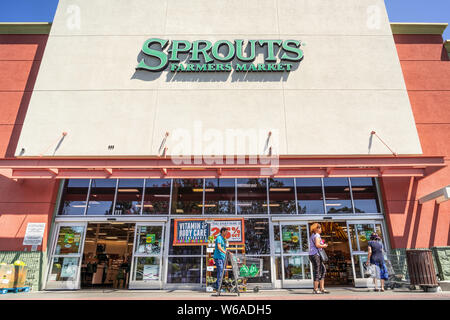 July 31, 2019 Sunnyvale / CA / USA - Entrance to one of the Sprouts Farmer's Market supermarkets located in South San Francisco bay area Stock Photo