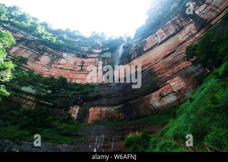 Landscape of the Chishui Foguangyan scenic spot, an arched Danxia stone cliff, in Zunyi city, southwest China's Guizhou province, 27 June 2018.   In W Stock Photo