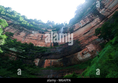 Landscape of the Chishui Foguangyan scenic spot, an arched Danxia stone cliff, in Zunyi city, southwest China's Guizhou province, 27 June 2018.   In W Stock Photo