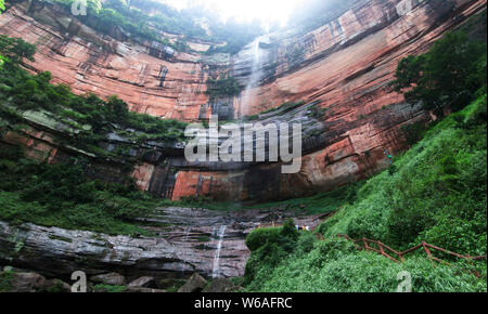 Landscape of the Chishui Foguangyan scenic spot, an arched Danxia stone cliff, in Zunyi city, southwest China's Guizhou province, 27 June 2018.   In W Stock Photo