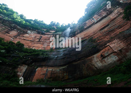 Landscape of the Chishui Foguangyan scenic spot, an arched Danxia stone cliff, in Zunyi city, southwest China's Guizhou province, 27 June 2018.   In W Stock Photo