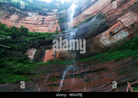 Landscape of the Chishui Foguangyan scenic spot, an arched Danxia stone cliff, in Zunyi city, southwest China's Guizhou province, 27 June 2018.   In W Stock Photo