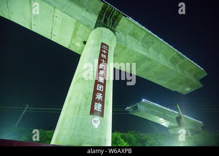 Two girder bridges rotate over the Nanjing-Qidong (Ningqi) Railway to dock with the High-speed Railway of Lianyungang-Huai'an-Yangzhou-Zhenjiang under Stock Photo