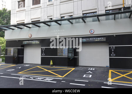 View of the parking lot featuring an automated guided vehicle (AGV) robot in Nanjing city, east China's Jiangsu province, 9 May 2018.   A group of pho Stock Photo