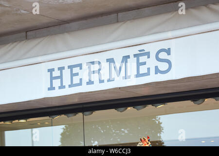 Luxury store, Hermes handbag, a fashion store in Parizska street Prague,  Old Town, Czech Republic Stock Photo - Alamy