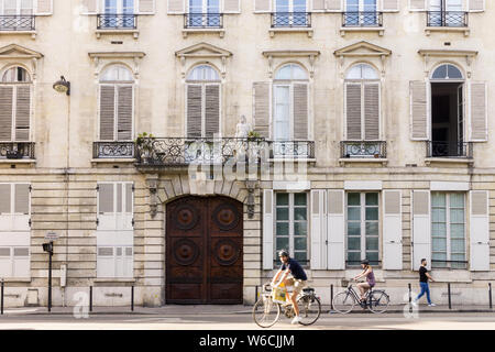 Paris street scene - people cycling on Rue Vaugirard in the Luxembourg district (6th arrondissement) in Paris, France, Europe. Stock Photo