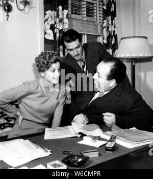 JOAN FONTAINE , LAURENCE OLIVIER and ALFRED HITCHCOCK in REBECCA (1940), directed by ALFRED HITCHCOCK. Credit: Selznick International Pictures / Album Stock Photo