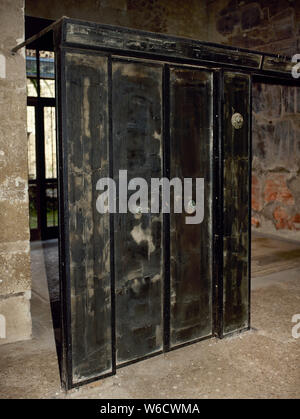 Herculaneum. Ancient Roman city destroyed by the eruption of the Vesuvius in 79 AD. House of the Wooden Partition (Casa del Tramezzo di Legno), Republican period. Wooden door separating the atrium from the tablinium. Italy. Stock Photo