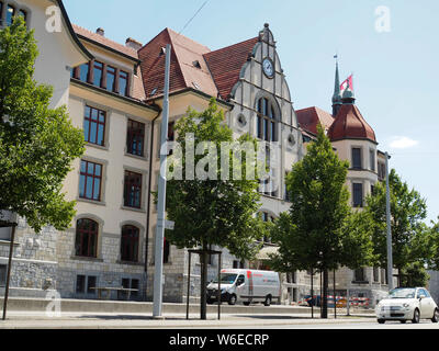 Schulgebäude an der Hauptstrasse in Reinach AG Stock Photo