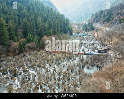 Landscape of the Shuzheng Waterfall at Jiuzhaigou Valley Scenic Area in Jiuzhaigou County, Ngawa Tibetan and Qiang Autonomous Prefecture, southwest Ch Stock Photo