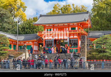 Nishiromon Gate of the Yasaka Shrine (Yasaka-jinja), Gion District, Kyoto, Japan Stock Photo