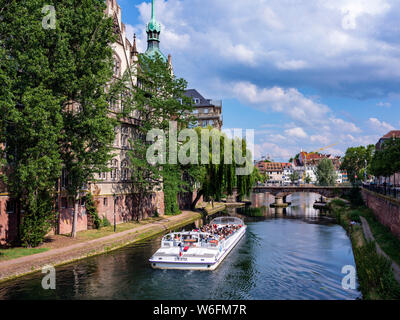Batorama sightseeing tour boat cruising on Fossé du Faux Rempart canal, Neustadt district, Strasbourg, Alsace, France, Europe, Stock Photo