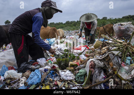 Lhokseumawe, Aceh, Indonesia. 1st Aug, 2019. Scavengers pick up used plastic at landfill sites in Lhokseumawe, Aceh, Indonesia. Data from the Worldwide Fund for Nature (WWF), about 300 million tons of plastic are produced each year, most of which end up in landfills and the sea, polluting the sea. In fact, this has become an international crisis that continues to grow today. Credit: Zikri Maulana/SOPA Images/ZUMA Wire/Alamy Live News Stock Photo