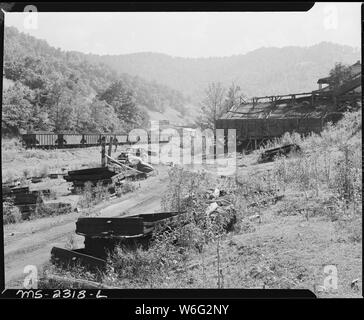 Coal cars below the tipple. Kentucky Straight Creek Coal Company, Belva Mine, abandoned after explosion [in] Dec. 1945, Four Mile, Bell County, Kentucky. Stock Photo