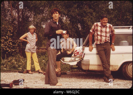 FISHERMAN AND FAMILY AT OWL BAYOU ON HIGHWAY 51 BETWEEN LAPLACE AND MANCHAC Stock Photo