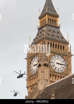 Houses of Parliament, Whitehall, London, UK. 2nd December, 2015.  Two military helicopters fly low over the Houses of Parliament as MPs debate whether Stock Photo