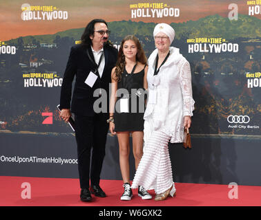 Berlin, Germany. 01st Aug, 2019. Producer George DiCaprio (l), father of actor Leonardo DiCaprio, the niece Normandy and his wife Peggy Ann Farrar (r) come to the premiere of the movie 'Once upon a time.in Hollywood'. The Hollywood production starts on 15.08.2019 in the German cinemas. Credit: Jens Kalaene/dpa-Zentralbild/dpa/Alamy Live News Stock Photo