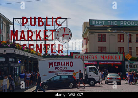 The iconic clock and sign for the Pike Place Market in downtown Seattle, Washington Stock Photo