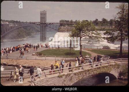 LUNA ISLAND ON THE AMERICAN SIDE OF THE NIAGARA RIVER LOOKING TOWARD THE AMERICAN FALLS AND OBSERVATION TOWER. RAINBOW BRIDGE IN BACKGROUND Stock Photo