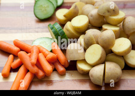Side view of fresh vegetables on a wooden cutting board Stock Photo