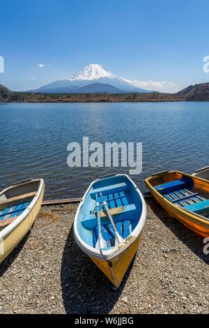 Rowing boats on the shore, view over the lake to the volcano Mt Fuji, Motosu Lake, Yamanashi Prefecture, Japan Stock Photo