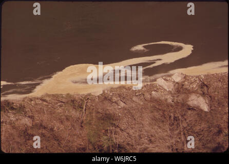 OUTFALL FROM THE CITY OF NIAGARA FALLS SEWAGE PLANT FLOWS INTO THE NIAGARA RIVER BELOW THE FALLS Stock Photo