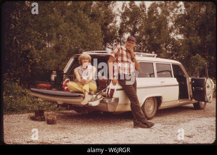 OWL BAYOU ON HIGHWAY 51 BETWEEN LAPLACE AND MANCHAC HUSBAND AND WIFE WAIT WHILE SONS FISH IN THE NEARBY BAYOU Stock Photo