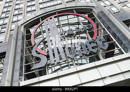 --FILE--View of a logo of Sinopec (China Petroleum & Chemical Corporation) in Ji'nan city, east China's Shandong province, 7 May 2016.   China Petrole Stock Photo