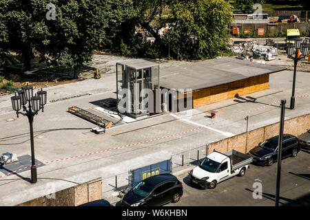 Berlin, Germany. 01st Aug, 2019. Cars are standing in front of the elevator at the construction site of the future underground line U5 at the U5 info station in front of the Red City Hall. Credit: Carsten Koall/dpa/Alamy Live News Stock Photo